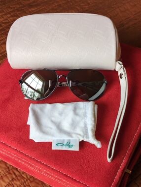 Oakley aviator sunglasses gray mirrored lens & white case